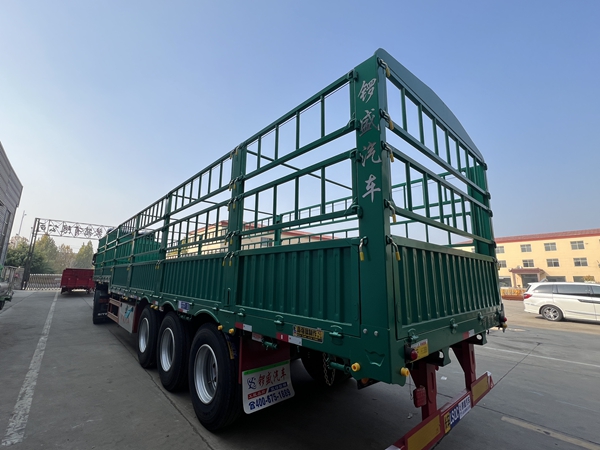 直梁倉(cāng)柵式運(yùn)輸半掛車廠家